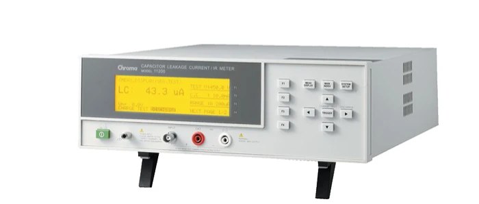 Schrägansicht: Kondensator-Leckstrommessgerät Chroma 11200 mit Display und farbig markierten Messbuchsen für Kondensatorprüfung, Leckstrommessung und Isolationswiderstandsmessung.