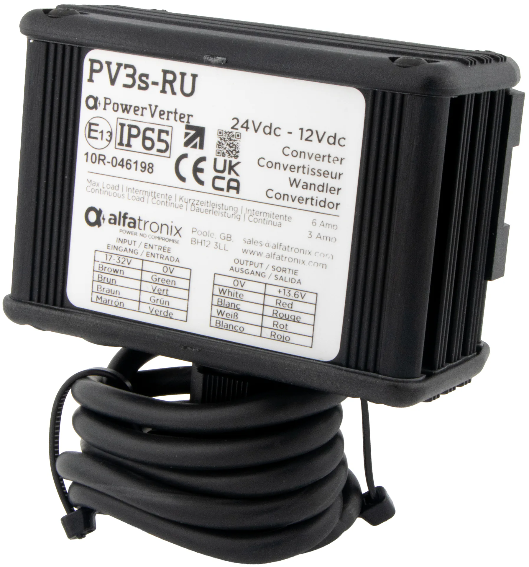 Alfatronix PV3s-RU DC/DC-Spannungswandler mit schwarzem Kühlrippengehäuse, weißem Typenschild und aufgerolltem Anschlusskabel.