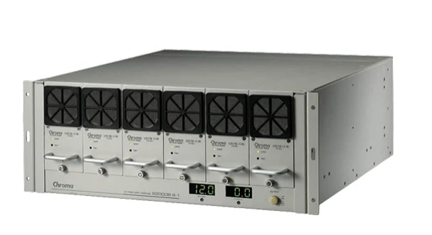 Serienabbildung, Modulrahmen schräg: Modulares DC-Netzgerät Chroma 62000B mit beispielhaft bestücktem Sechsfach-Modulrahmen für DC-Versorgung, Burn-in-Tests und Fertigungsprüfung.
