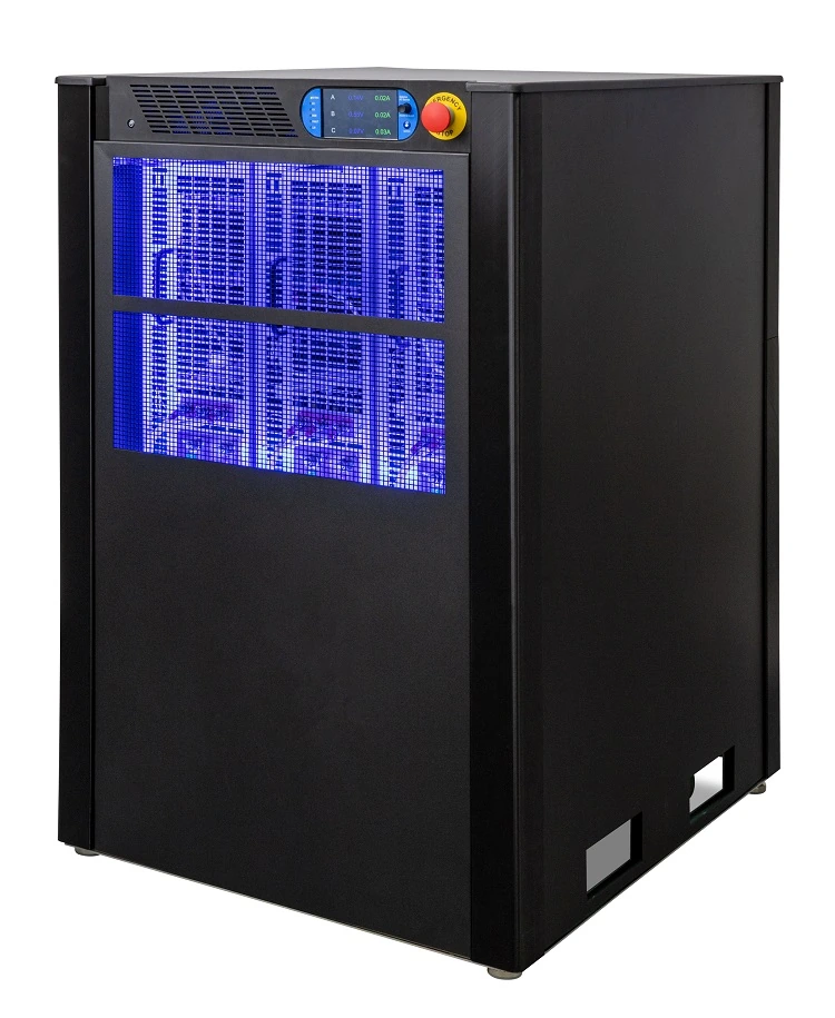 Seriengehäuse der California Instruments (AMETEK) Sequoia-/Tahoe-AC/DC-Quellen für Avioniktests und Netzsimulation, Schrägansicht mit blauer Beleuchtung.