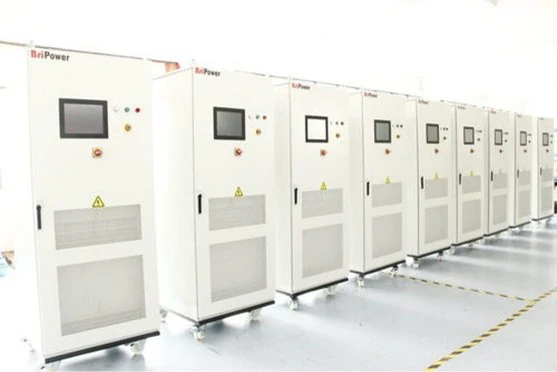 Reihe von BriPower-Systemschränken mit Bedienpanels für Netzsimulation, Wechselrichterprüfung und Netzanschlusstests.