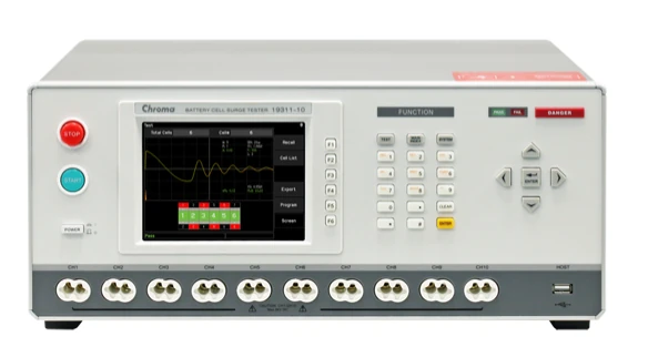 Serienabbildung, Frontansicht: Batteriezellen-Impulsprüfgerät Chroma 19311-10 mit Farbdisplay und mehreren Frontprüfanschlüssen für Bleibatterieprüfung, Isolationsprüfung und Impulsprüfung.