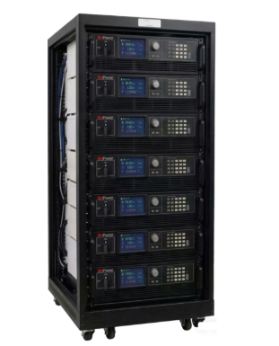 BriPower ESDr-Rack mit mehreren DC-Stromversorgungen für Batteriesimulation, Batterieprüfung und Leistungselektroniktests.