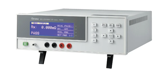 Schrägansicht: DC-Milliohmmeter Chroma 16502 mit Display und vier Messbuchsen für Widerstandsmessung, Kontaktprüfung und Bauteilprüfung.