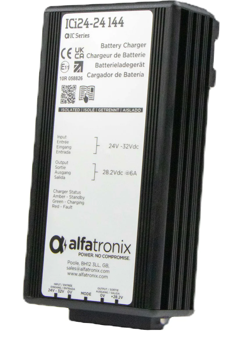 Alfatronix ICi24-24 144 intelligentes DC/DC-Batterieladegerät für Fahrzeuge mit schwarzem Kühlrippengehäuse und weißem Typenschild.