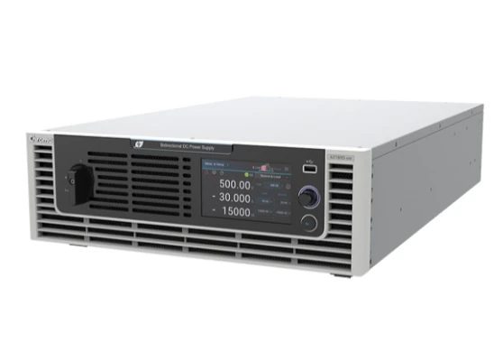 Serienabbildung, Schrägansicht: Bidirektionales DC-Netzgerät Chroma 62000D mit Farbdisplay und seitlichem Lüftungsgitter für Batteriesimulation, Ladegerätetests und DC-Lasttests.