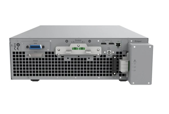 Serienabbildung, Rückansicht: Rückseite eines Chroma 62000D mit Anschlüssen und Lüftungsgitter (Bidirektionales DC-Netzgerät) für Batteriesimulation, Ladegerätetests und DC-Lasttests.