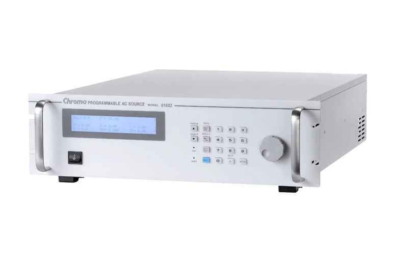 Serienabbildung, Schrägansicht: AC-Quelle Chroma 61600 als Einzelgerät mit Frontgriffen und Display für AC-Versorgungstests, Netzteilprüfung und Elektronikprüfung.